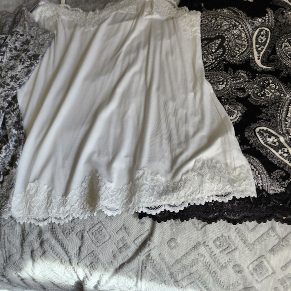 SOLD Womens tank cami's - Picture 3 of 7